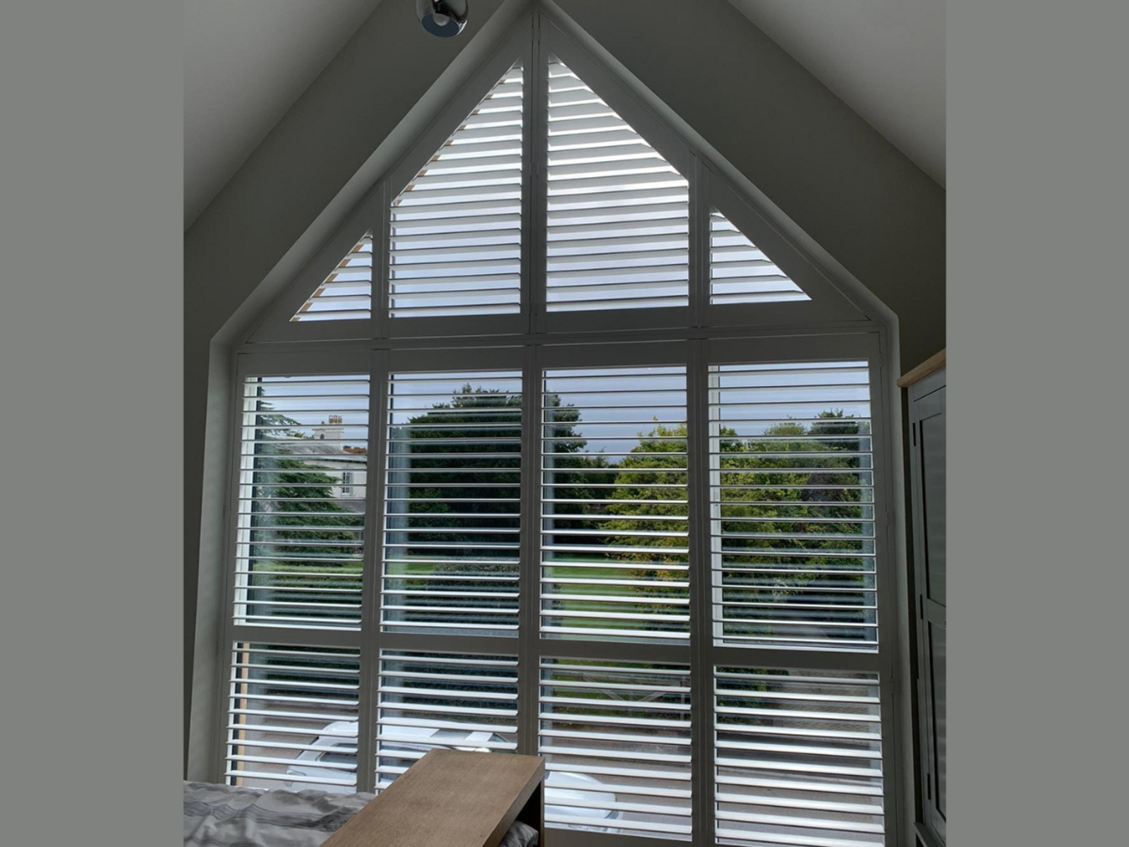 Apex shutter for triangular window