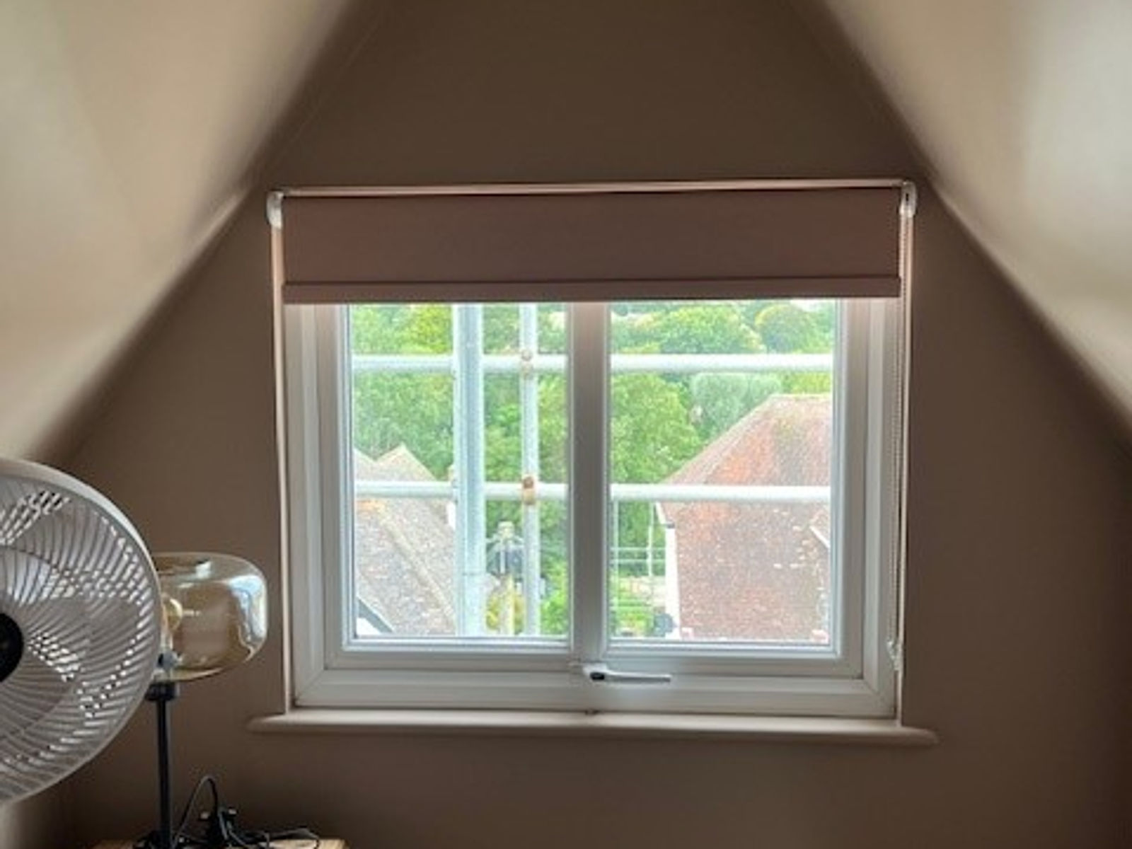 Blackout roller blind