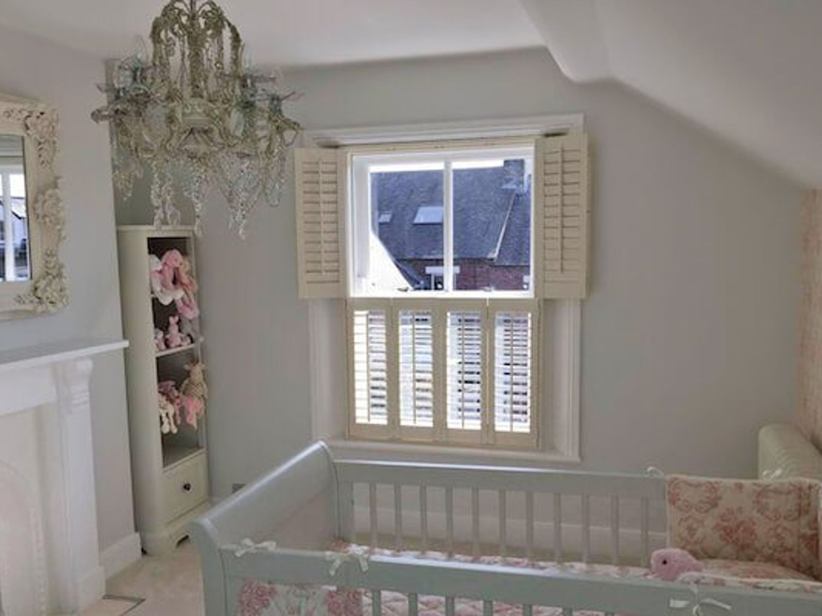 Tier-on-tier shutters with independent top and bottom panels